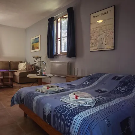Cozy Retreat In Vezac, Cleaning Included *